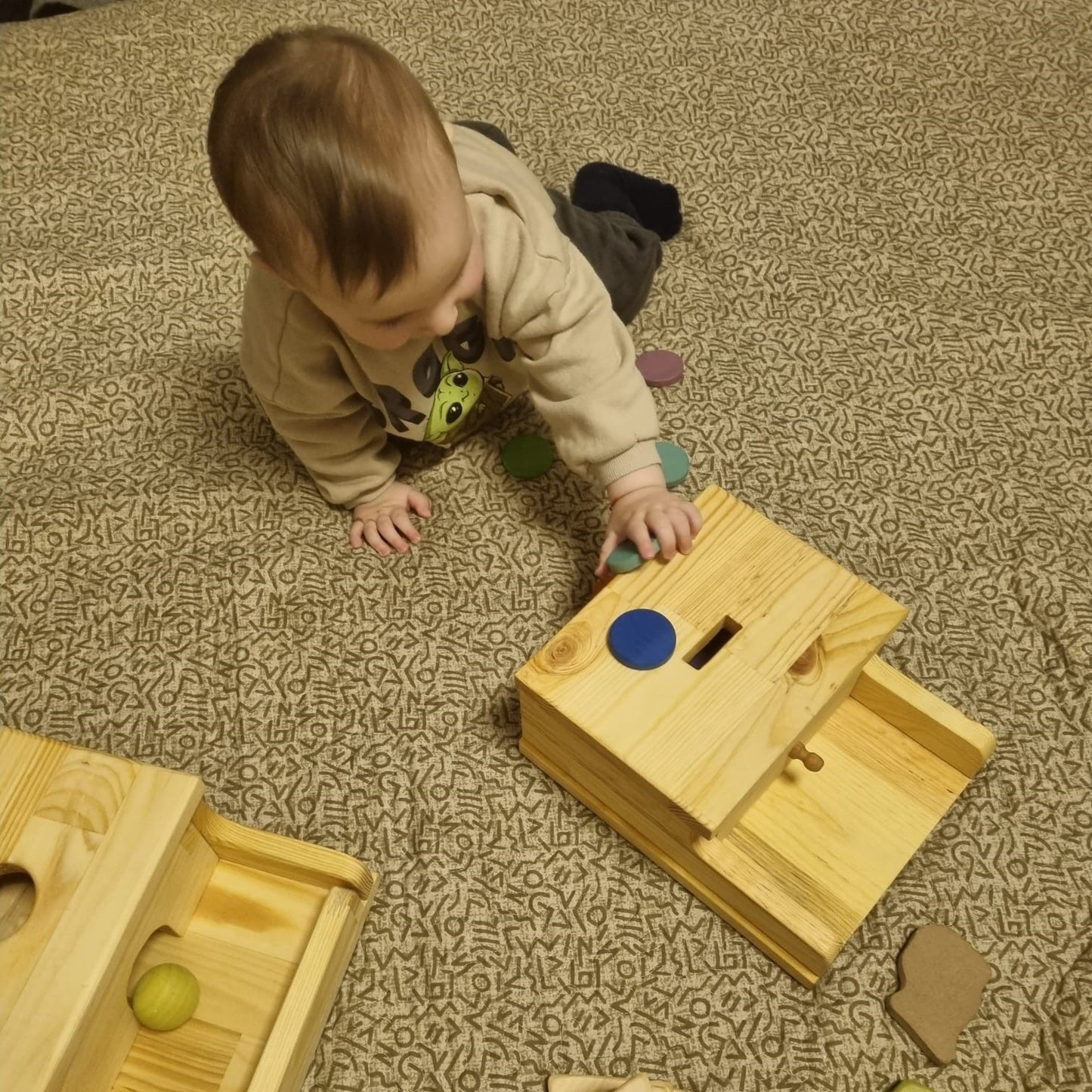 Montessori bebe object permanence box