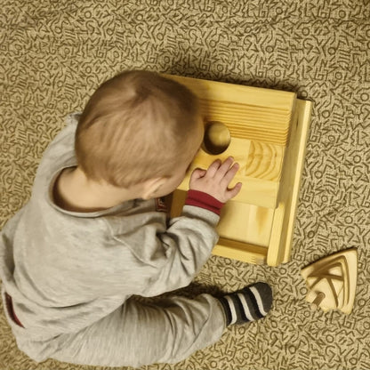 Montessori bebe object permanence box